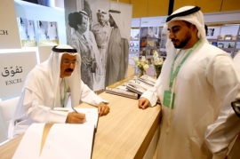 محمد المر يوقع كتاب «أم كلثوم في أبوظبي»