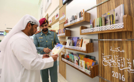 مكتبة للقراءة في مركز خدمة المتعاملين في مبنى إدارة ترخيص الآليات والسائقين بشرطة أبوظبي ضمن مبادرتها «مكتبة القراءة للجميع»