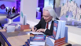 ميشيو كاكو يوقع كتاب &quot;مستقبل العقل&quot; خلال &quot;الدولي للاتصال الحكومي&quot;