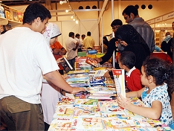 طلاب مدرسة قطرية يزورون معرض الشارقة للكتاب