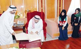 حاكم عجمان يوقع على كتابين سيقدمان إلى خليفة ومحمد بن راشد بمناسبة اليوم الوطني