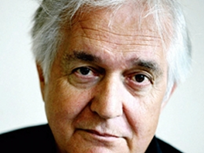 يقوم الكاتب السويدي الشهير هيننج مانكل أثناء مشاركته في فعاليات معرض أبوظبي الدولي للكتاب، بتوقيع رواياته