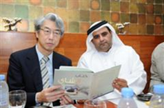 أقام مشروع  كلمة للترجمة في هيئة أبوظبي للثقافة والتراث حفلا في مقهى ياباني بأبوظبي بحضور سعادة السفير الياباني في أبوظبي / تاتسوو واتانابي / وذلك بمناسبة صدور النسخة العربية من / الشاي/ للكاتب الياباني أوكاكورا كاكوزو