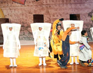 “كتاب مستعمل” والعرض مسرحية غنائية