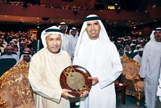 كرم الشيخ فيصل بن صقر القاسمي رئيس الدائرة المالية رئيس المنطقة الحرة برأس الخيمة الشاعر أحمد عيسى العسم