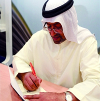 وقع الكاتب والإعلامي علي العمودي في معرض أبوظبي الدولي للكتاب اصداره الجديد “يوميات من القرن الأفريقي”