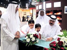 توقيع الكاتب علي عبيد لكتابه "همسات الذاكرة"