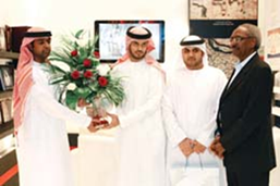 مدير منشورات القاسمي بإهداء مجموعة من الاصدار الجديد لحاكم الشارقة (حديث الذاكرة)