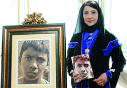 وقعت الكاتبة الاماراتية شهناز عبدالرزاق كتابها الجديد «ابق إنساناً»،