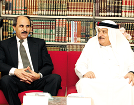 حلقة نقاشية وحواراً مفتوحاً حول كتاب “الشارقة في عيون الشعراء” في جزئه الثاني