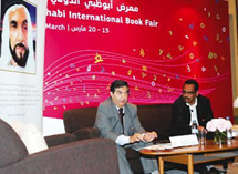 للكشف عن أهمية كتاب (الثروة واقتصاد المعرفة)، الذي أهل د.محمد زياد كبة للفوز بجائزة الشيخ زايد للكتاب، فرع الترجمة، التقى كبة بجمهور معرض أبو ظبي الدولي للكتاب