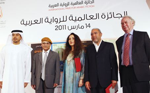 تقاسم روائيان الجائزة العالمية للرواية العربية (البوكر العربية) مناصفة. فقد نال الجائزة كل من الروائي المغربي محمد الأشعري عن روايته “القوس والفراشة” والروائية السعودية رجاء عالم عن روايتها “طوق الحمام”.