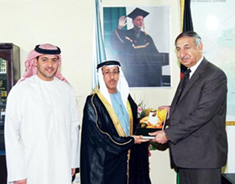 أهدت قيادة قوة الإمارات في أفغانستان، بالتنسيق مع مركز الإمارات للدراسات والبحوث الاستراتيجية، مكتبة جامعة كابول 730 إصداراً