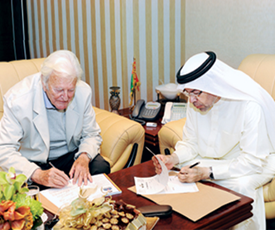 أبرم المركز الثقافي الإعلامي لسمو الشيخ سلطان بن زايد آل نهيان ممثل صاحب السمو رئيس الدولة اتفاقية مع المترجم العالمي الدكتور دينيس جونز لطباعة ونشر كتابه الموسوم " قصص من السيرة النبوية " الموجه للأطفال