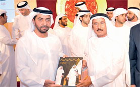 تسلّم سموّ الشيخ حمدان بن زايد آل نهيان، ممثل الحاكم بالمنطقة الغربية، كتاب دفتر العمر من سالم بن إبراهيم السامان