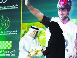 النسخة الأولى من كتاب المهرجان باللغة الإنجليزية إلى سمو الشيخة فاطمة بنت مبارك