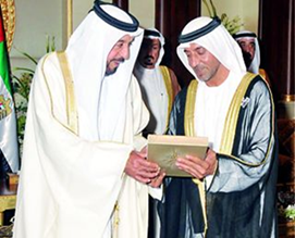 خليفة يتسلم الدرع التكريمية ووثيقة العهد والولاء والوفاء والنسخة الأولى الفاخرة من كتاب «خليفة بن زايد.. هكذا يكون العطاء»