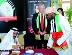 وقع محمد عبدالجليل الفهيم رئيس مجلس أمناء جائزة عبدالجليل الفهيم للتفوق العلمي في كلية التقنية للطلاب في أبوظبي كتابه “من المحل إلى الغنى”