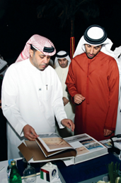 تسلم الشيخ راشد بن حميد النعيمي رئيس دائرة البلدية والتخطيط هدية تذكارية من ظاعن شاهين المدير التنفيذي رئيس التحرير، وهي مجموعة من اصدارات (البيان) الحديثة