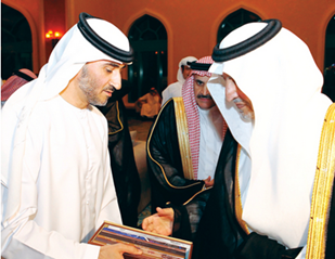 تسلم الأمير خالد الفيصل أمير منطقة مكة، مجموعة الإصدار الأول من مبادرة سمو الشيخ حمدان بن محمد بن راشد آل مكتوم للإبداع الأدبي "مبادرة"، المتضمنة سبعة دواوين شعرية