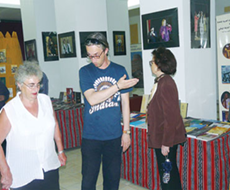 نظمت دائرة الثقافة والإعلام في الشارقة في بهو قاعة “قسطنطين تناسا” في بوخارست التي شهدت العرض معرضاً للكتب ضم ما يقارب 400 عنوان