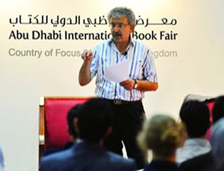 أمسية شعرية للشاعر الفلسطيني إبراهيم نصر الله، قرأ فيها منتخبات من شعره ثم أعقبها بتوقيع روايته الجديدة “قناديل ملك الجليل”