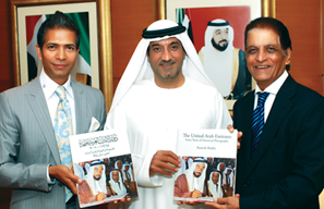 تسلم سمو الشيخ أحمد بن سعيد آل مكتوم، رئيس هيئة دبي للطيران المدني ورئيس مطارات دبي، كتاب "دولة الإمارات العربية المتحدة 1965-2010"