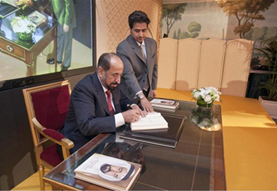 قام صاحب السمو الشيح الدكتور سلطان بن محمد القاسمي عضو المجلس الأعلى حاكم الشارقة بالتوقيع على النسخة الفرنسية من كتابه " سرد الذات "