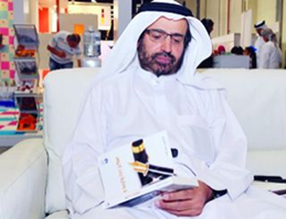 وقَّع الدكتور علي راشد النعيمي في معرض أبوظبي الدولي للكتاب، كتابه “لا وصاية بعد اليوم”،
