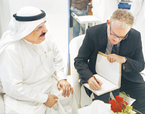 وقع المؤلف العالمي البروفسور دانيال بوتس المتخصص في علم آثار الشرق الأوسط، مساء أمس الأول كتابه “في أرض الإمارات - آثار وتاريخ دولة الإمارات العربية المتحدة”،