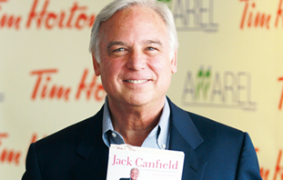 زار جاك كانفيلد، مدرب النجاح الأول ومؤلف الكتب الأكثر مبيعاً في أميركا، دبي للمرة الأولى في حياته، حتى يلتقي بمعجبيه ويوقع لهم نسخاً من كتابه الأخير الذي حمل عنوان «مبادئ النجاح»،