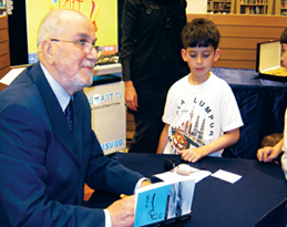 مكتبة "كينو كونيا" بمول دبي حيث قام الكاتب الفلسطيني أحمد سليم عودة بتوقيع كتاب "قرى فلسطينية دمرتها إسرائيل عام 1948: قرية الزيب كما عرفتها" الصادر عن دار "نلسن"