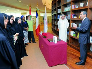 جامعة زايد تتسلم منحة من أحدث إصدارات كبريات دور النشر الناطقة بالفرنسية