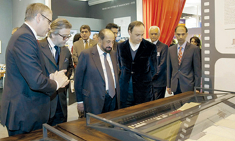 زيارة صاحب السمو الشيخ الدكتور سلطان بن محمد القاسمي عضو المجلس الأعلى حاكم الشارقة لمعرض باريس الدولي للكتاب 2012 في العاصمة الفرنسية