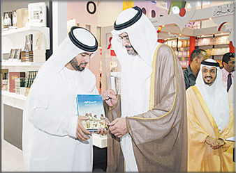 ولي عهد الشارقة يزور جناح المركز الوطني للوثائق