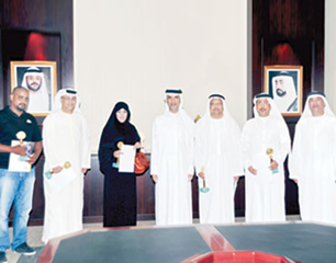 كرم عبدالله محمد العويس رئيس دائرة الثقافة والإعلام بالشارقة الفائزين بجائزة الشارقة للتألف المسرحي 2012/2013