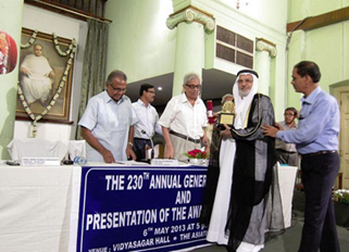 تسلم الدكتور شهاب غانم الشاعر والمترجم والكاتب الإماراتي.."جائزة طاغور العالمية للسلام "