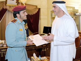 سيف بن زايد يطّلع على أطروحة أحمد بن ناصر في العلوم الشرطية