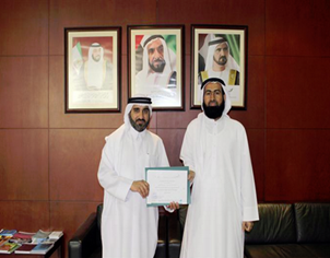 كرمت دائرة الشؤون الإسلامية والعمل الخيري في دبي اليوم علي عتيق الظاهري مؤلف كتاب " منهج تدريس المسلمين الجدد ".