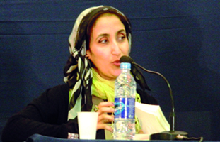 التقى جمهور معرض الكتاب في القاهرة بالشاعرة خلود المعلا، في لقاء مفتوح، وقعت خلاله ديوانها «أمسك طرف الضوء»،