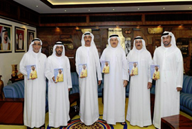 أهدت بلدية دبي قيادييها وموظفيها نسخا من كتاب " ومضات من فكر"