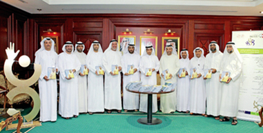 أهدى سعادة الدكتور أحمد سعيد بن هزيم مدير عام محاكم دبي كتاب صاحب السمو الشيخ محمد بن راشد آل مكتوم نائب رئيس الدولة رئيس مجلس الوزراء حاكم دبي "ومضات من فكر" لفريق القيادة وفريق التحول الاستراتيجي بمحاكم دبي والقضاة