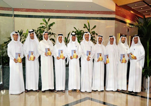 وزعت مؤسسة الإمارات العامة للبترول "إمارات" على مدراء الإدارات والأقسام والموظفين كتاب "ومضات من فكر"