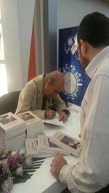 تواقيع الكتب في معرض الشارقة للكتاب