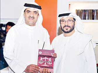 تواقيع الكتب في معرض الشارقة للكتاب