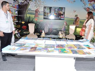 في جناح جائزة الشيخة فاطمة بنت هزاع لثقافة الطفل العربي أحدث قصص الأطفال المحولة إلى تطبيقات «الآيباد» في «فن أبوظبي»