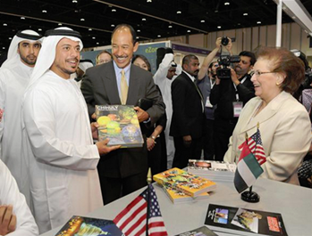 افتتح معالي الشيخ سلطان بن طحنون آل نهيان رئيس هيئة أبوظبي للسياحة والثقافة فعاليات الدورة الـ/ 23 / من معرض أبوظبي الدولي للكتاب 2013