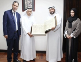 سلطان يهدي جمعة الماجد نسخة من مصحف عثمان