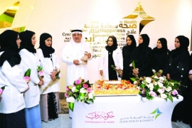 «صحة دبي» تهدي موظفاتها «تأملات في السعادة والإيجابية»