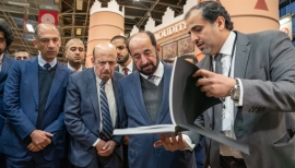 سلطان القاسمي يزور جناح الشارقة بمعرض باريس الدولي للكتاب